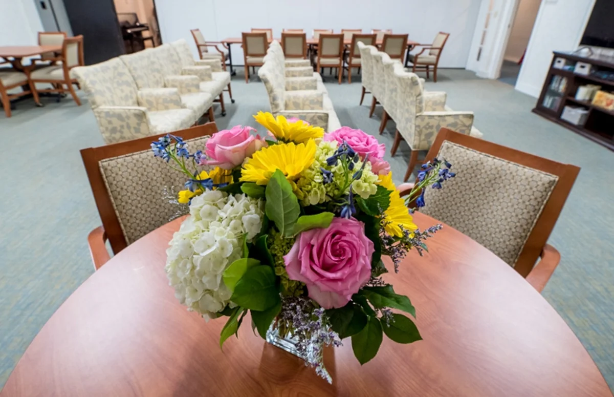 round table with flowers and rows of armchairs